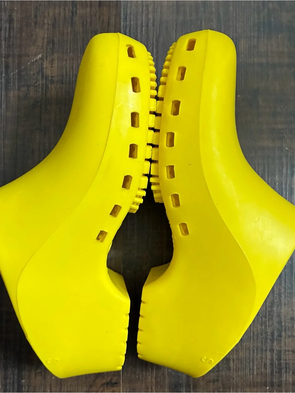 CaliZup Men's Yellow Slip-On Clogs